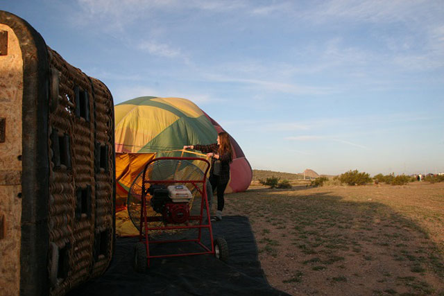 Hot Air Ballooning in Arizona: helping hand