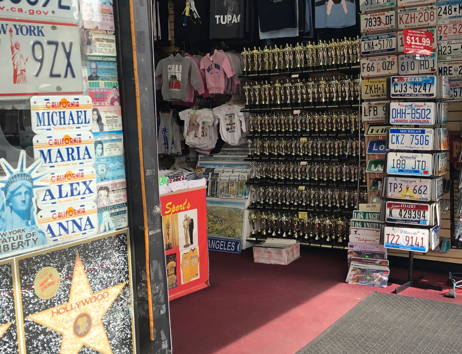 Oscar statues and souvenirs for the tourists.