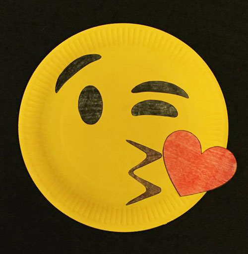 emoji paper plate craft: kissy heart