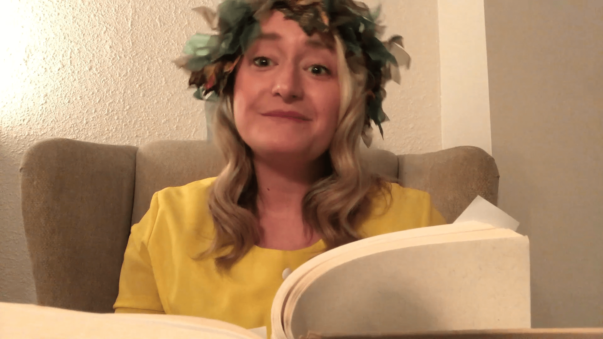 Image of the storyteller telling the story of Goldilocks and the Three Bears.