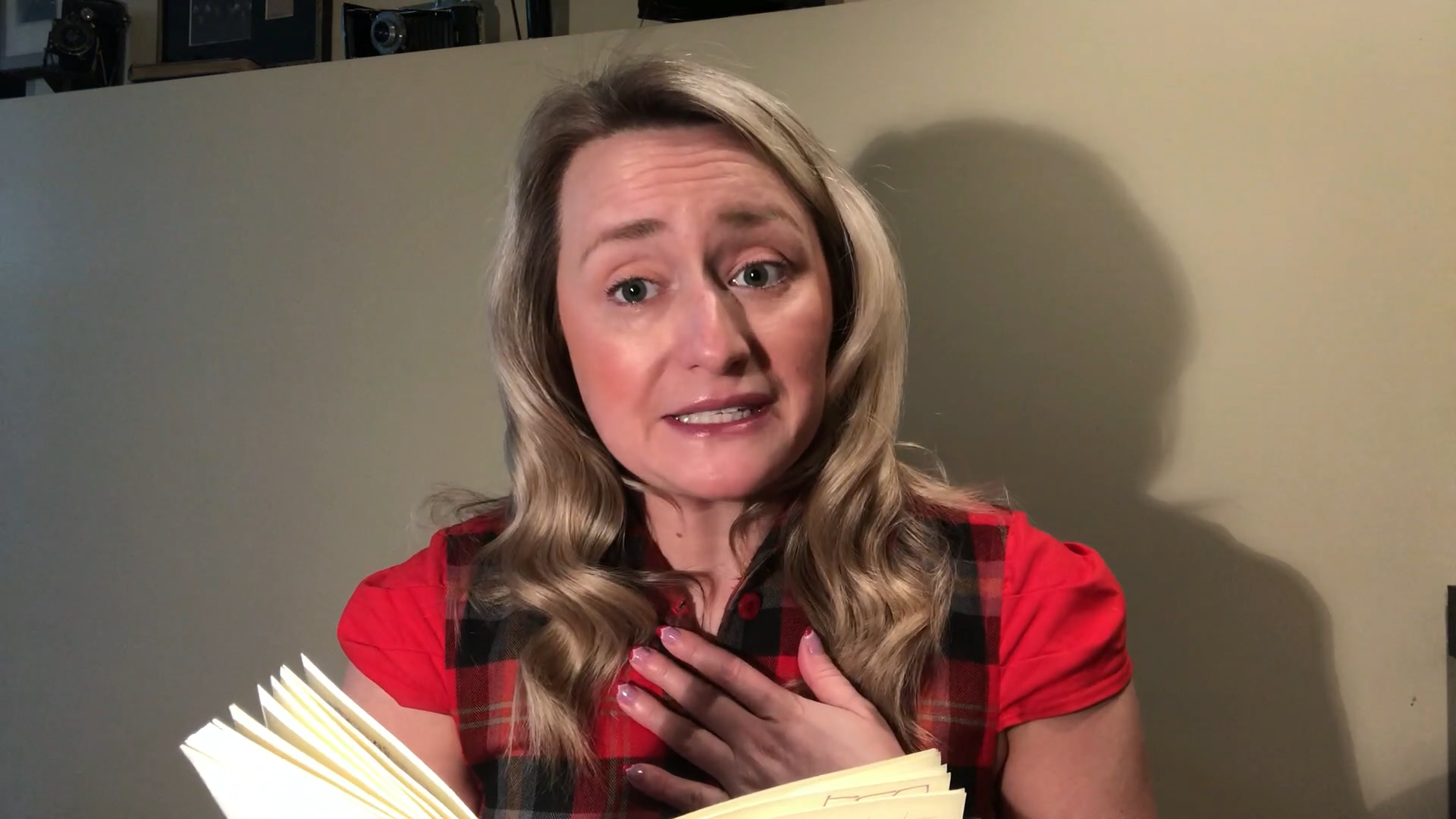Image of the storyteller telling the story of Little Red Riding Hood.