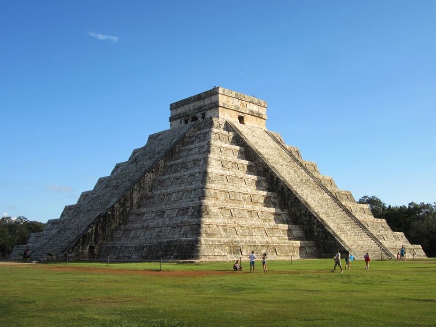 image of the world famous Chichén Itzá in Yucatán, Mexico