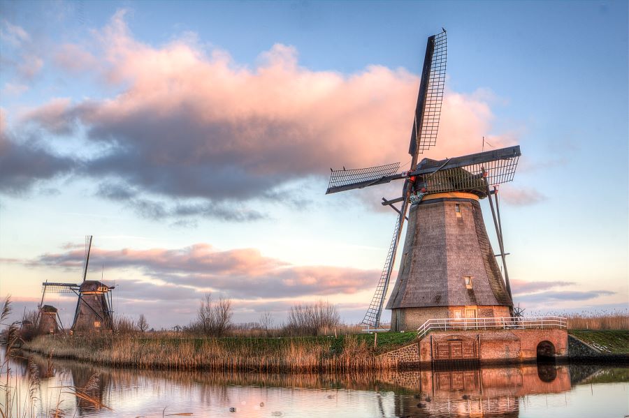 image of the Windmills of Kinderdijk in Zuid-Holland, The Netherlands